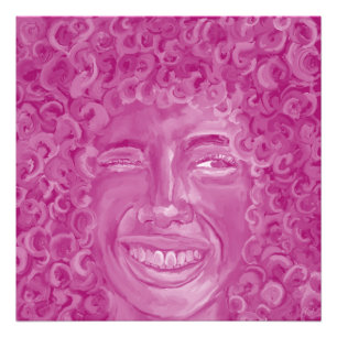 Frau mit lockigem Haar in Rosa Fotodruck