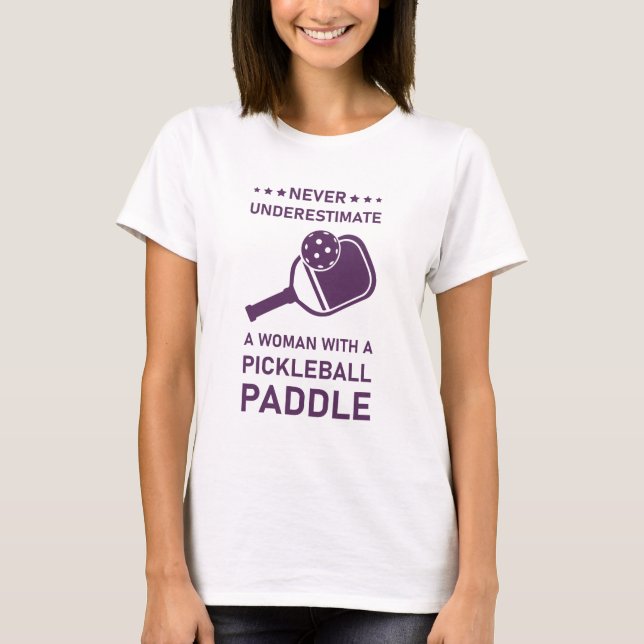 Frau mit Pickleball Paddle T-Shirt (Vorderseite)