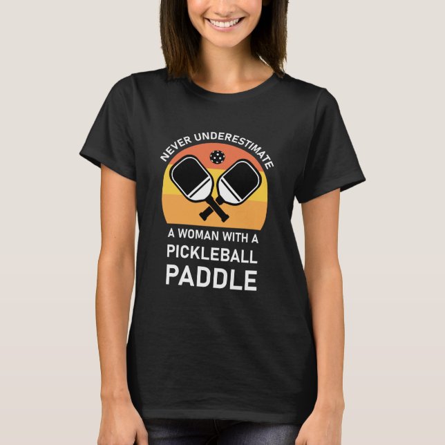 Frau mit Pickleball Paddle T-Shirt (Vorderseite)