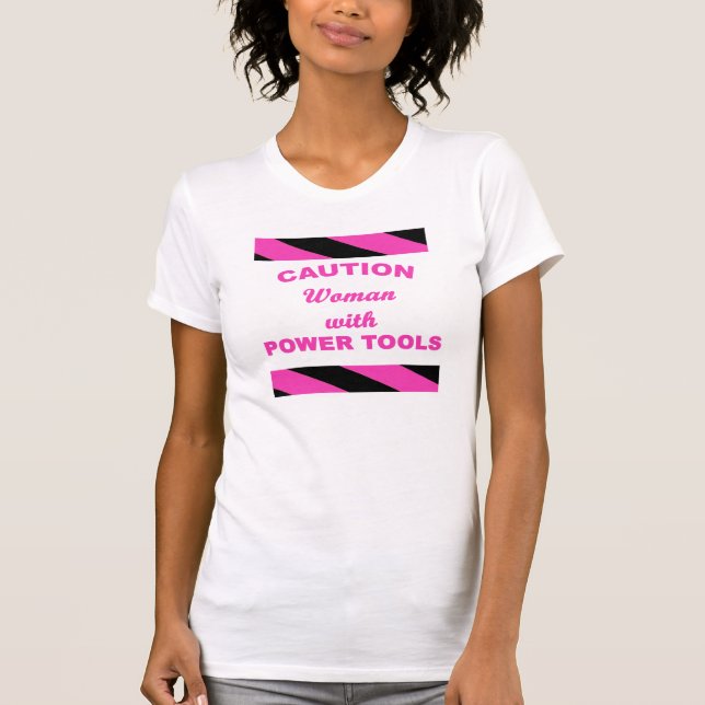 Frau mit Power-Werkzeugen T-Shirt (Vorderseite)
