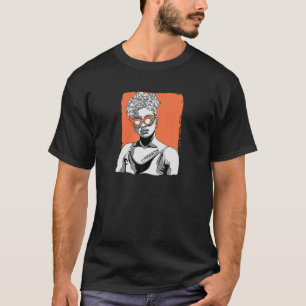 Frau mit Reggaeton Tattoo T-Shirt