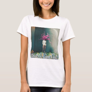 Frau mit rosa Flamingo-Haar in einer träumerischen T-Shirt