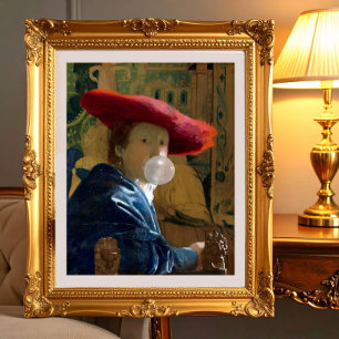Frau mit rotem Hut, die einen Kaugummi bläst Poster