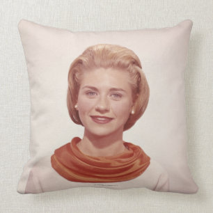 Frau mit Schal Kissen