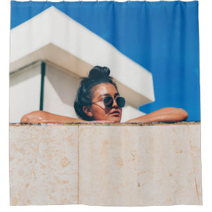 Frau mit schwarzer Sonnenbrille Duschvorhang