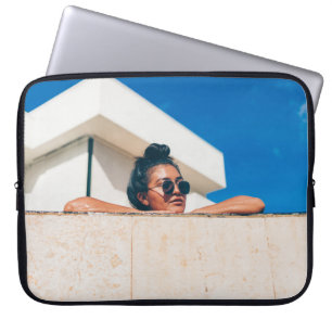 Frau mit schwarzer Sonnenbrille Laptopschutzhülle