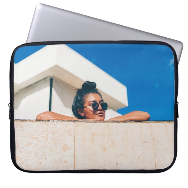 Frau mit schwarzer Sonnenbrille Laptopschutzhülle (Vorderseite)