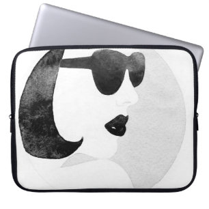 Frau mit schwarzer Sonnenbrille. Mode-Illustration Laptopschutzhülle