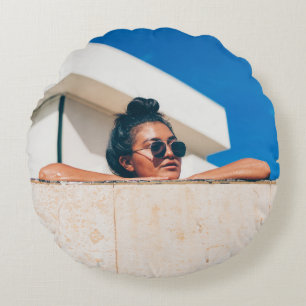 Frau mit schwarzer Sonnenbrille Rundes Kissen