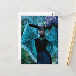 Frau mit Sonnenbrille tanzt in einem Garten Postkarte