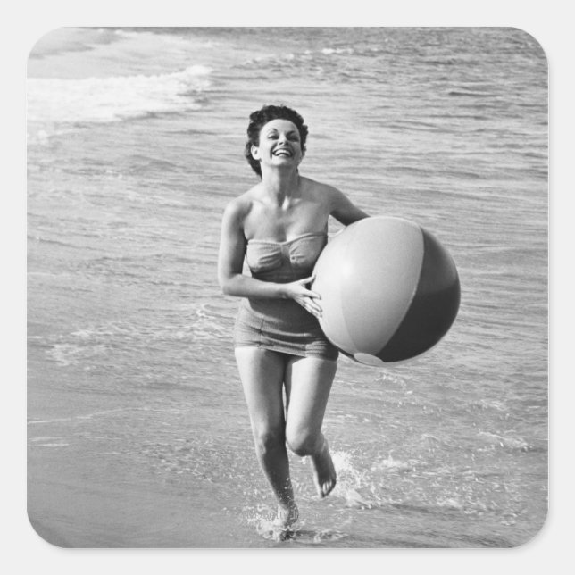 Frau mit Strandball Quadratischer Aufkleber (Vorderseite)
