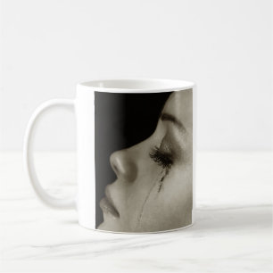 Frau mit Tränen Kaffeetasse