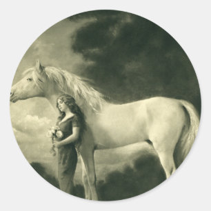 Frau mit weißem Pferd Runder Aufkleber