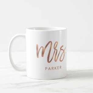 Frau   Moderne Rose Gold Script und Nachname Kaffeetasse