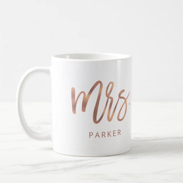 Frau | Moderne Rose Gold Script und Nachname Kaffeetasse (Links)