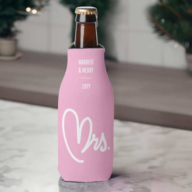 Frau Newlywed Custom Text Pink Flasche Cooler Flaschenkühler (Mrs - married & merry bottle cooler from Newlywed Christmas Gift Ideas collection by Darling & May)