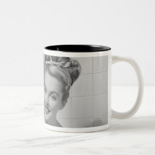 Frau oben eingewickelt zweifarbige tasse