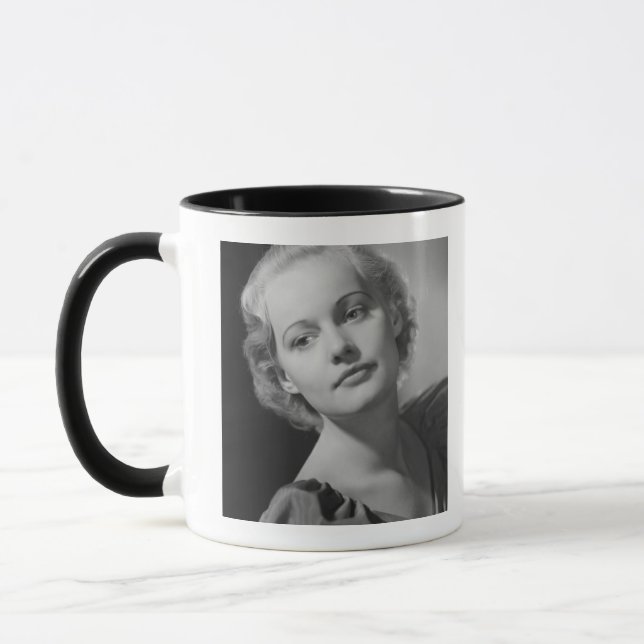 Frau posiert 2 tasse (Links)