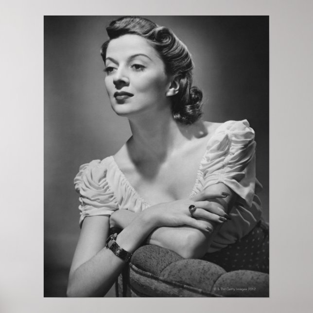 Frau posiert im Studio Poster (Vorne)