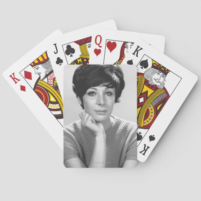Frau posiert spielkarten (Rückseite)