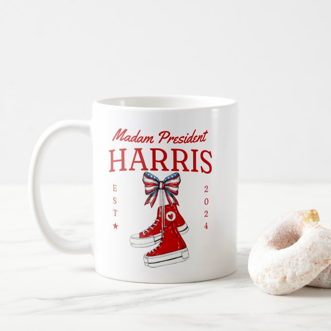 Frau Präsidentin Harris 2024 Sneaker Meme Kaffeetasse (Mit Donut)
