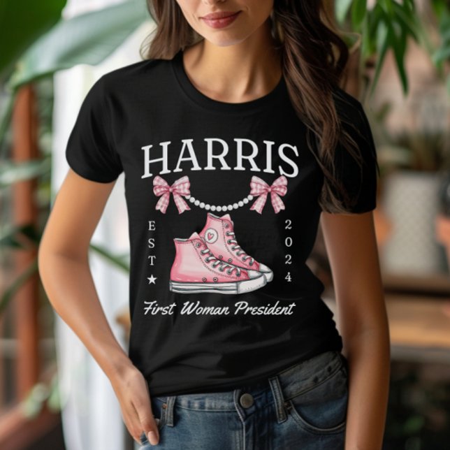 Frau Präsidentin Harris 2024 Sneakers and Pearls T-Shirt (Von Creator hochgeladen)