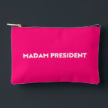 Frau Präsidentin! Moderne Typografie heiß rosa Zubehörtasche<br><div class="desc">Frau Präsidentin, moderne Typografie minimalistisch warmen rosa Druck Nähtasche, Accessoires Pouch, Kosmetik & Toilettenbeutel. Weißer, fett formatierter Text auf heißen rosa bearbeitbaren Farbhintergrund. Man kann es personalisieren und einzigartig machen. Feiern Sie den Präsidenten der Nation am Tag der Amtseinführung des Präsidenten. Auch kann dies ein großartiges Geschenk zum Feiern einer...</div>