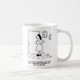 Frau sagt: "Du gehst zur Schule und das ist das En Tasse