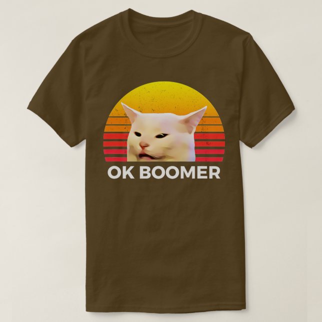 Frau schreien am Tischabend Funny Cat Ok Boomer  T-Shirt (Design vorne)