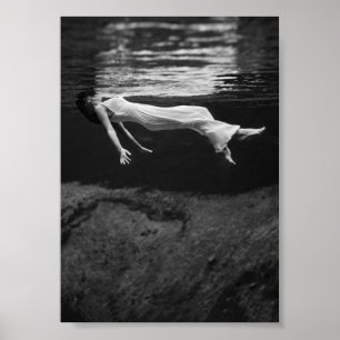 Frau schwebt unter Wasser Schwarz-Weiß Vintage Poster
