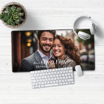 Frau Script Heart Arrows Newlywed Schreibtischunterlage<br><div class="desc">Mr. Script Typografie Neugezogene Maus Pad Desk Mat mit unserer lustigen Typografie von Herrn und Frau mit Herzen und Pfeilen. Fügen Sie Ihren eigenen Text für ein lustiges personalisiertes Design! Bitte kontaktieren Sie uns unter cedarandstring@gmail.com ,  wenn Sie Hilfe beim Design oder den passenden Produkten benötigen.</div>