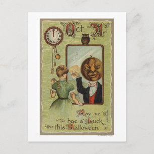 Frau sieht den Pumpkin Man in Mirror an Postkarte