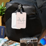 Frau Silver Monogram, frisch verheiratet, Name Pas Gepäckanhänger<br><div class="desc">Chic, modern und einfach mit Monogramm Gepäckanhänger mit dem Text Mr. und Mrs. in schwarz elegante handgeschriebene Schrift Kalligraphie auf pastellrosa Hintergrund mit Ihrem Monogramm in silbergrau. Fügen Sie einfach Ihren verheirateten Namen, Jahr etabliert und Monogramm in stilvoller Typografie hinzu. Perfektes Luxusgeschenk für die Hochzeitsgäste eines frisch verheirateten Paares. Exklusiv...</div>