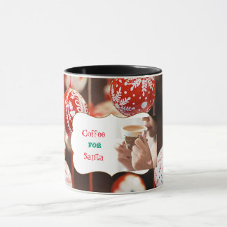 Frau Sipping Coffee mit Weihnachtsbänden Tasse