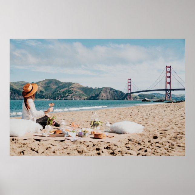 Frau sitzt am Meer, während sie Golde betrachtet Poster (Vorne)