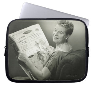 Frau sitzt auf einem Stuhl Laptopschutzhülle