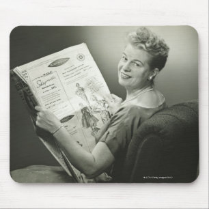 Frau sitzt auf einem Stuhl Mousepad