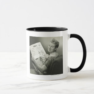 Frau sitzt auf einem Stuhl Tasse