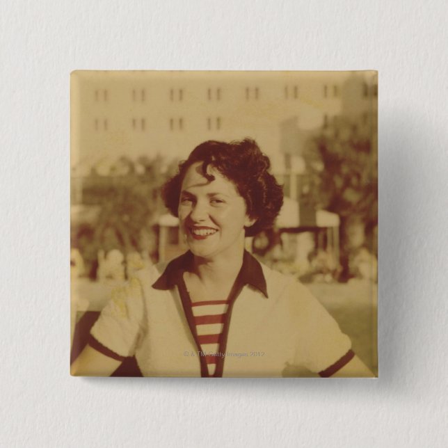 Frau sitzt draußen button (Vorderseite)