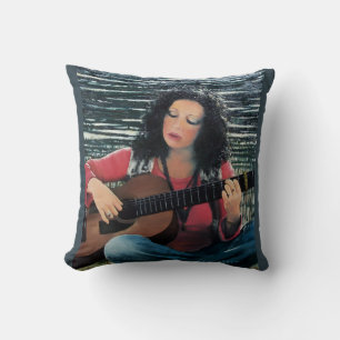 Frau spielt Musik mit akustischer Gitarre Kissen
