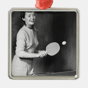 Frau spielt Tischtennis Ornament Aus Metall