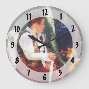 Frau spinnt Garn auf dem Flohmarkt Große Wanduhr