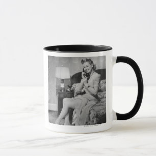Frau spricht am Telefon Tasse