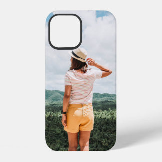 Frau stehend in Baumnähe iPhone 12 Hülle