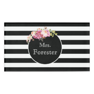 Frau Surname Black & White Streifen und Blume Namenschild