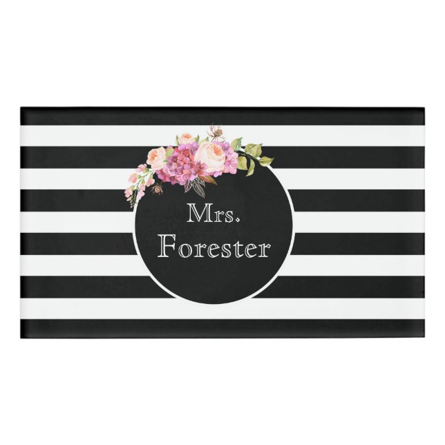 Frau Surname Black & White Streifen und Blume Namenschild (Vorderseite)