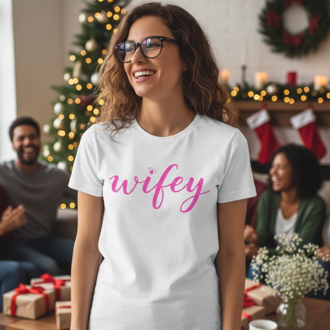 Frau T-Shirt Geschenk mit bunter Schrift Herz für  (Pink | Wifey Colorful Script Heart Women’s T-Shirt Gift)