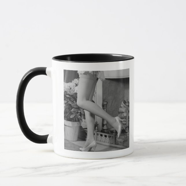 Frau tanzt tasse (Links)