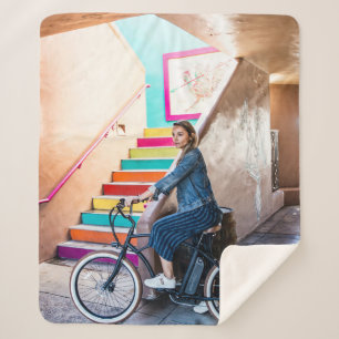 Frau trägt blaue Denim-Jacke und kurze Hosen  Sherpadecke