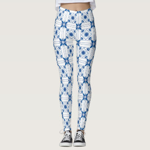 Frau trägt gemusterte Leggings mit Blau